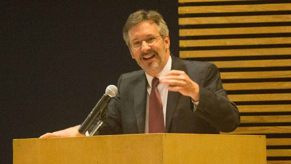 Acusan a John Ackerman de machismo por regañar a mujer que lo interrumpió.