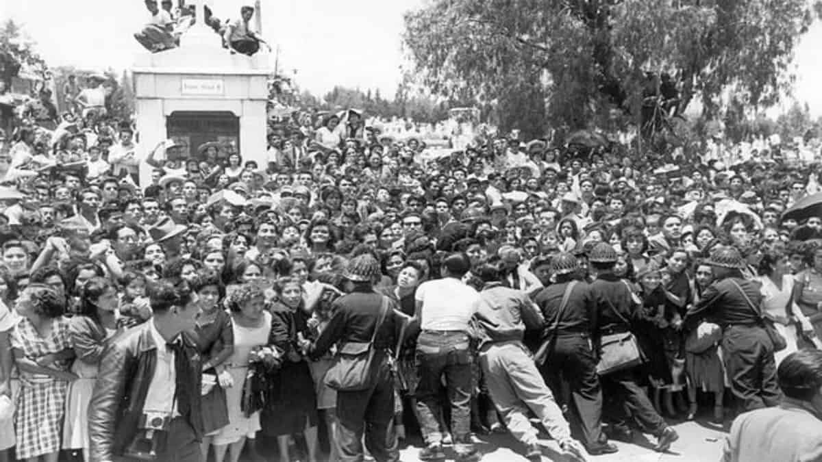 Las crónicas cuentan que más de 300 mil personas acudieron a su funeral