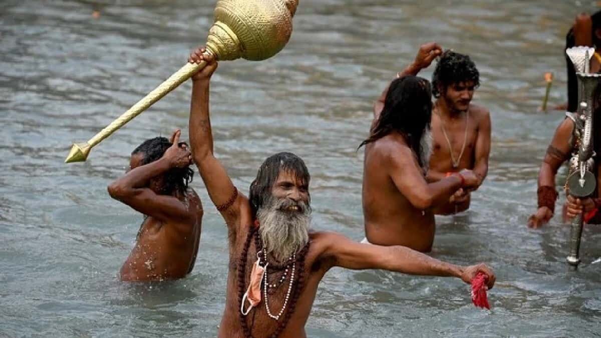 Pese al crecimiento de la pandemia de Covid-19 en India, millones de personas rompieron la sana distancia y celebraron una multitudinaria fiesta religiosa.