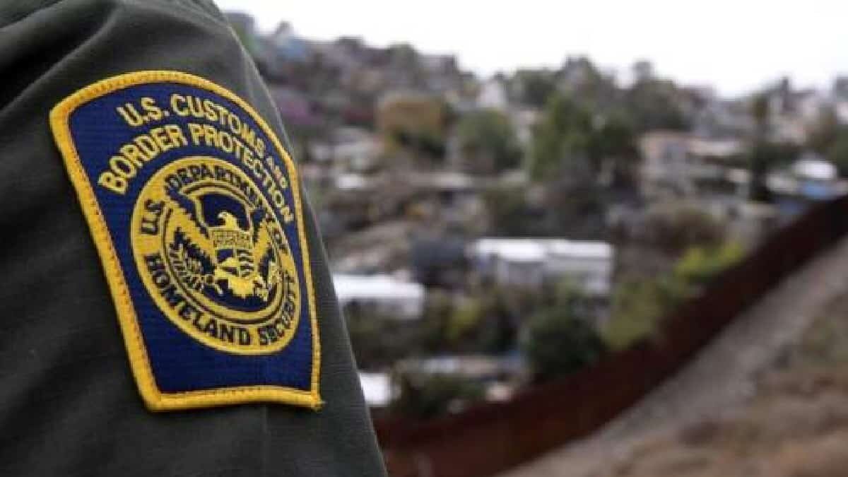 El niño migrante caminaba en pleno desierto donde fue abandonado por sus compañeros.