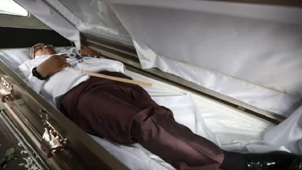 Un candidato del PES simuló un funeral al iniciar su campaña rumbo a la Cámara de Diputados.