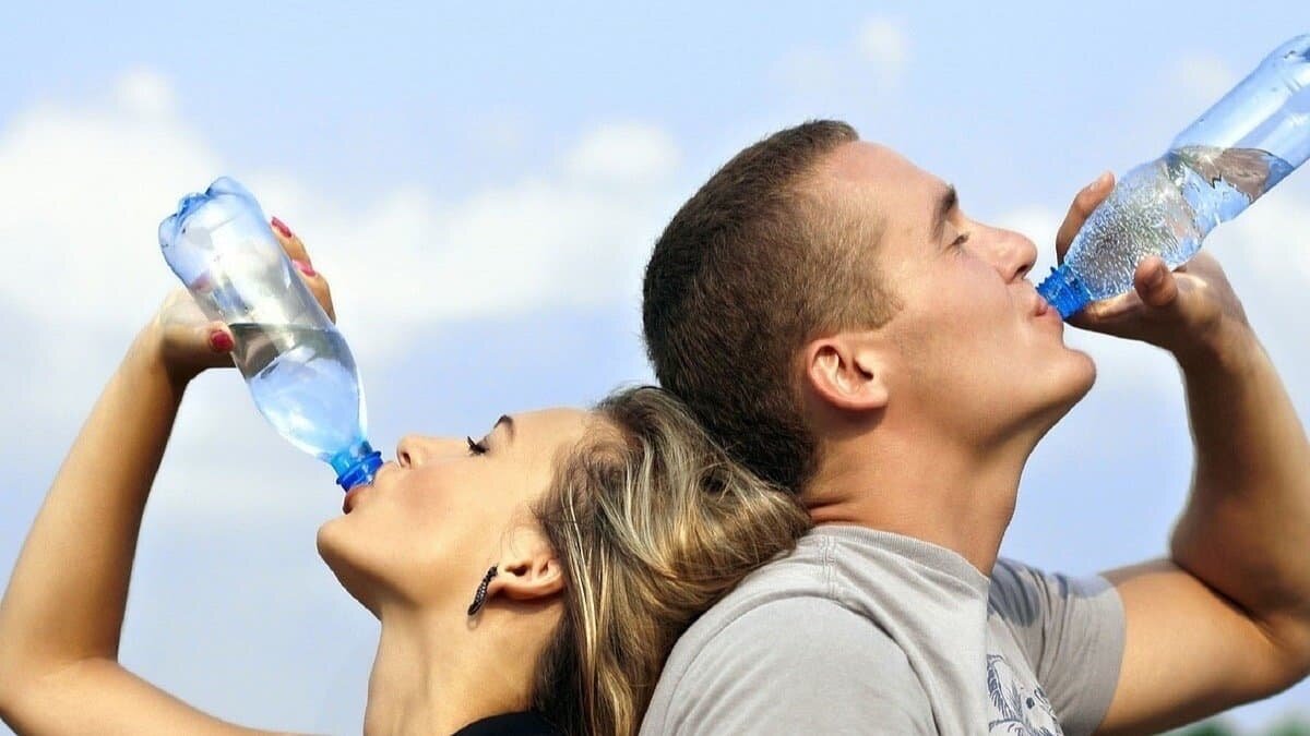 No beber suficiente agua te puede ayudar a no bajar de peso.
