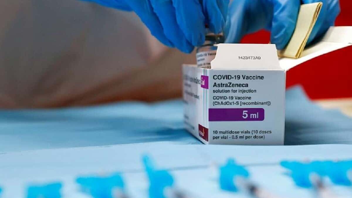 Personal del Hospital Ángeles Lomas indicaron que un hombre de 94 ingresó con un cuadro de trombosis tras recibir la vacuna de AstraZeneca.