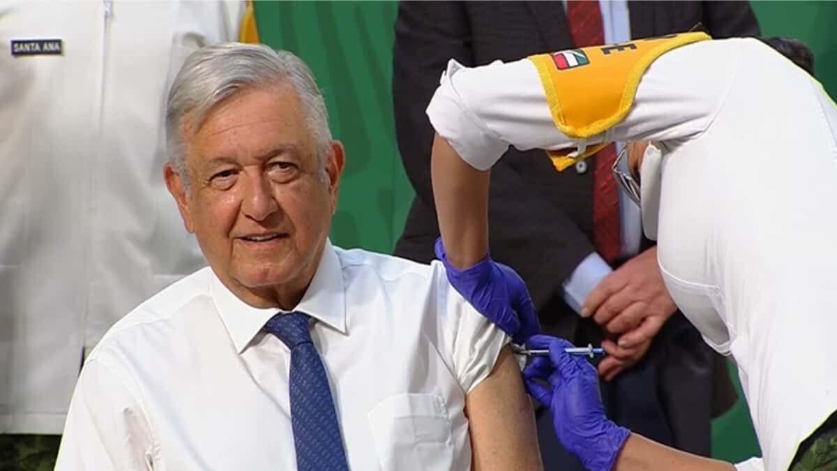 AMLO recibió la primera dosis de la vacuna contra Covid-19 luego de su conferencia de prensa de este martes.