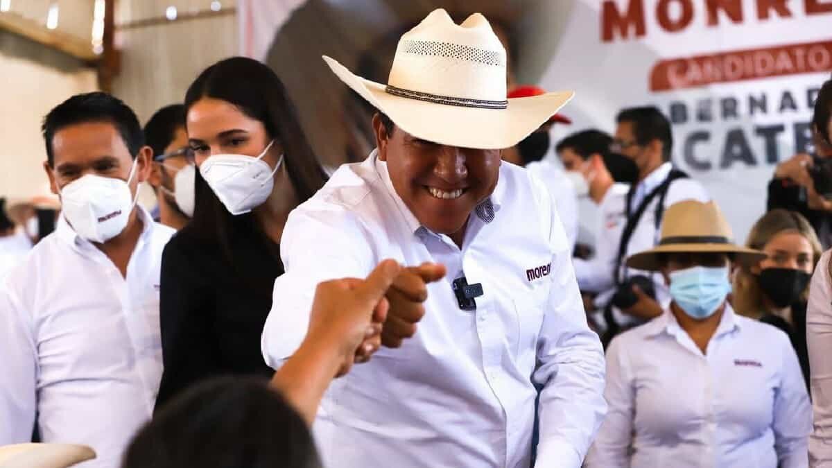 El abanderado de Morena a la gubernatura de Zacatecas fue captado dando una nalgada a una de las candidatas que participaban en un acto de campaña
