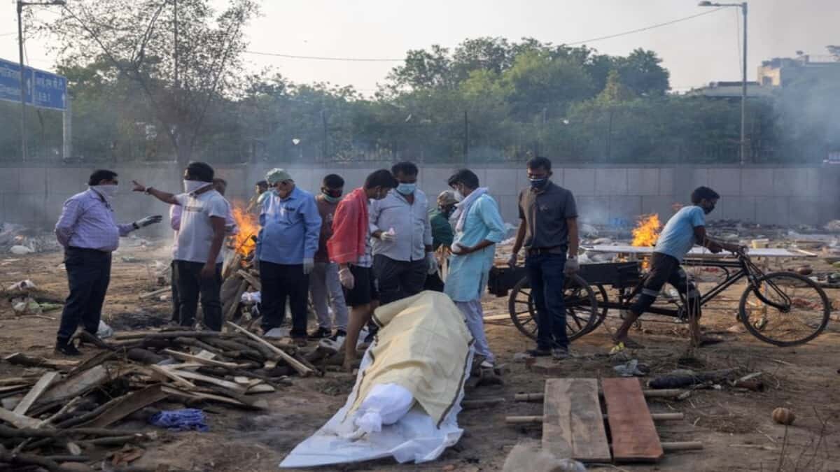 Fotos: Supera India los 300 mil casos diarios de Covid