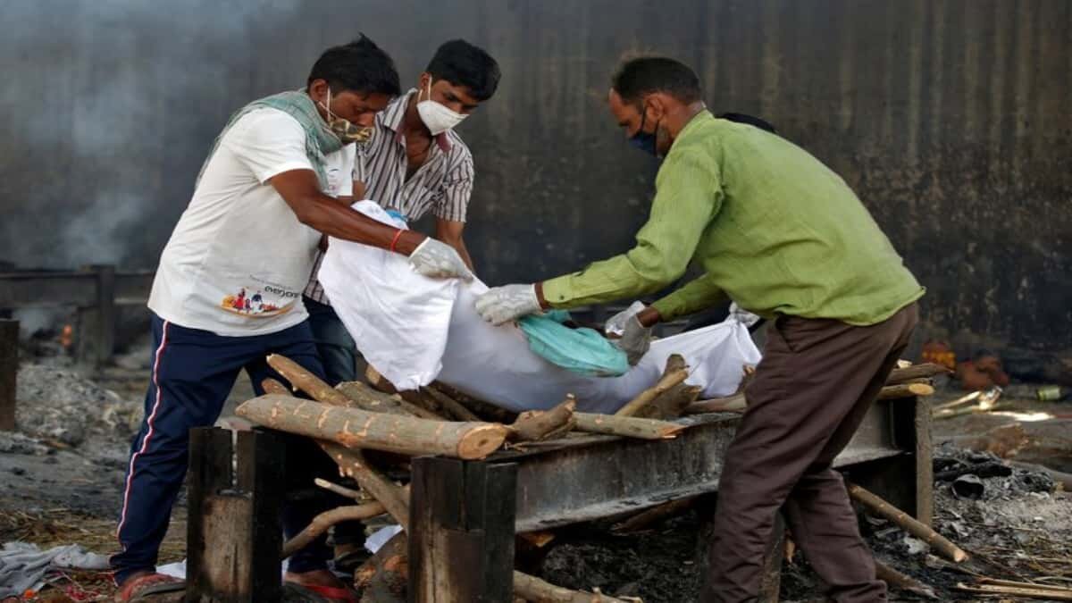 En India creman cuerpos al aire libre por crisis del Covi-19.