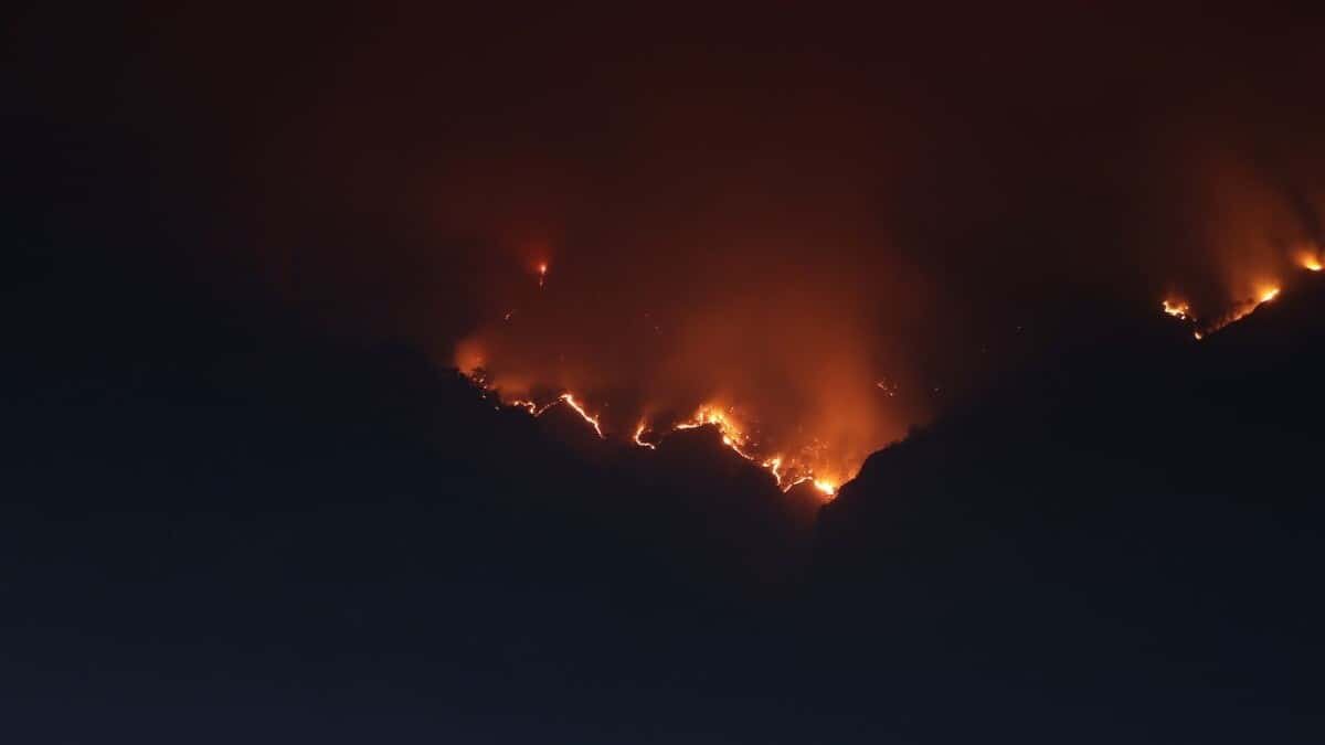 El incendio en Tepozteco ha consumido más de 50 hectáreas de la reserva natural, además de que no se ha podido controlar.