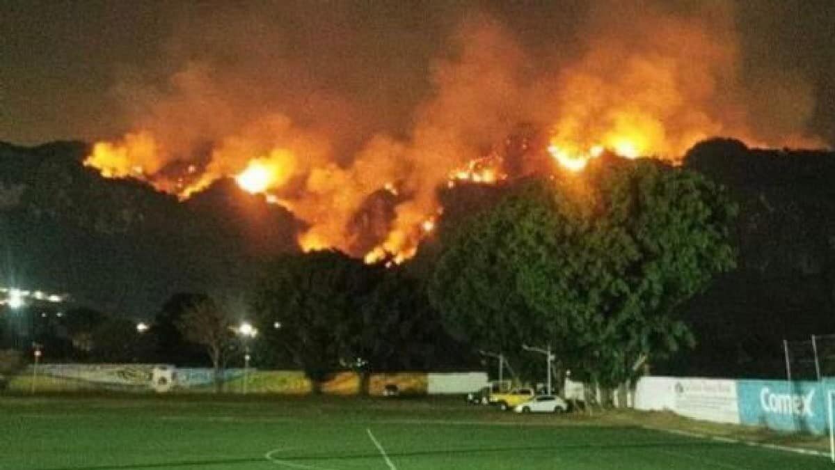 El incendio en el Tepozteco ha consumido más de 50 hectáreas de la reserva natural, además de que no se ha podido controlar.