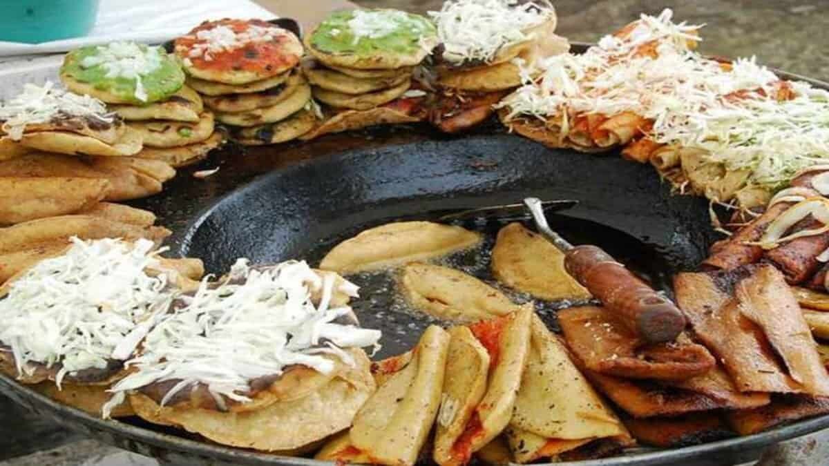 Comer fuera de casa también es un hábito que te puede hacer engordar. 