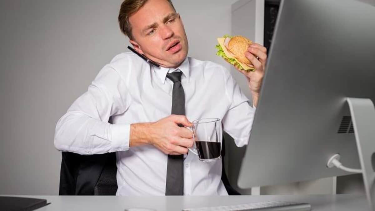 Entre los hábitos que te hacen engordar está comer rápido.