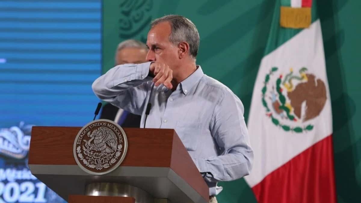 López-Gatell asistió a la conferencia de AMLO visiblemente enfermo y sin cubrebocas.
