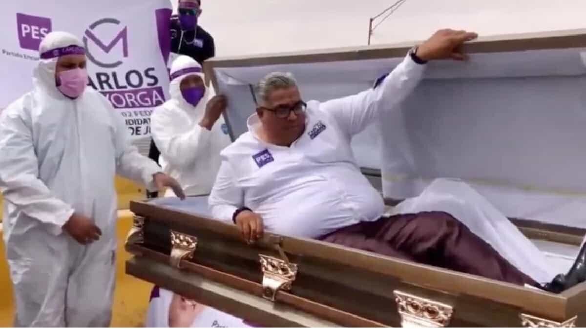 Un candidato del PES simuló un funeral al iniciar su campaña rumbo a la Cámara de Diputados.