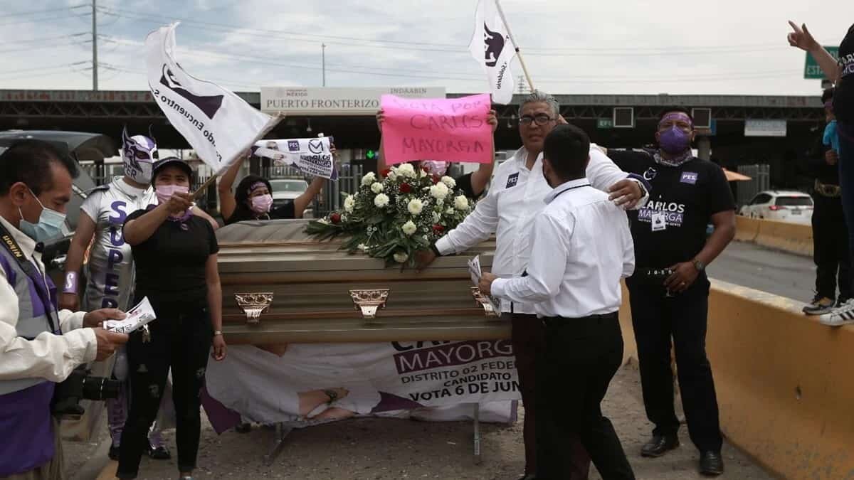 Un candidato del PES simuló un funeral al iniciar su campaña rumbo a la Cámara de Diputados.