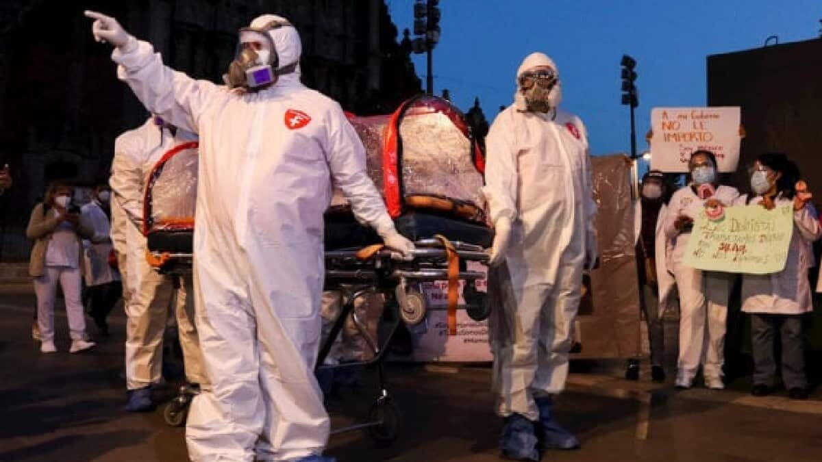 Justifica López-Gatell baja vacunación de médicos privados