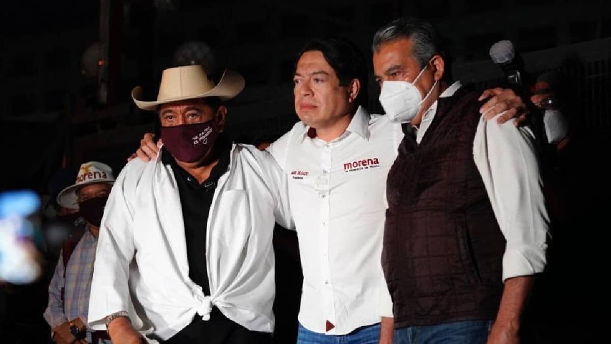 Morena deberá buscar lo más pronto posible a sus sustitutos en Guerrero y Michoacán, pues el INE ya determinó los plazos para hacerlo.