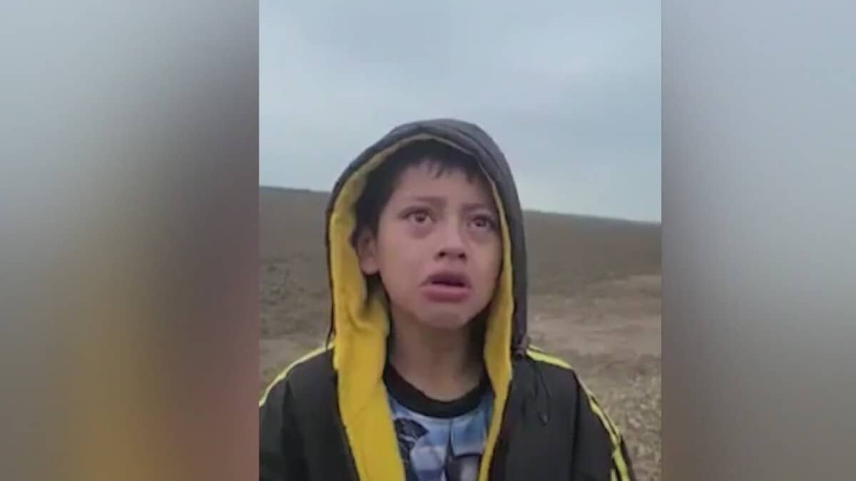 El niño migrante caminaba en pleno desierto donde fue abandonado por sus compañeros.