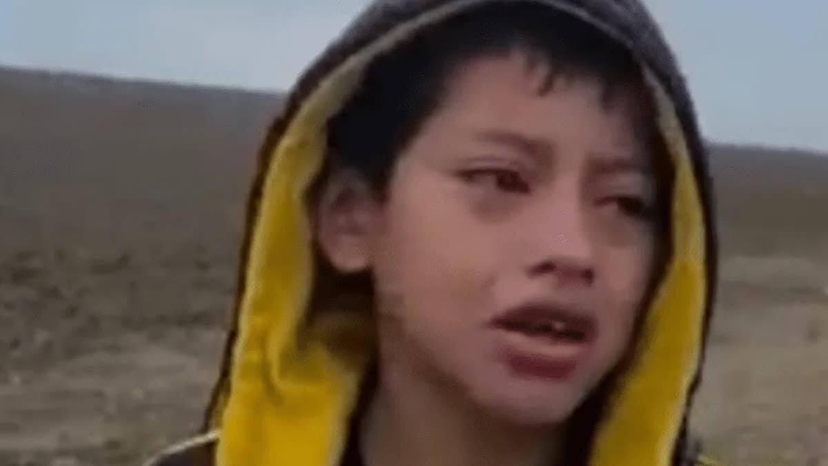 El niño migrante caminaba en pleno desierto donde fue abandonado por sus compañeros.