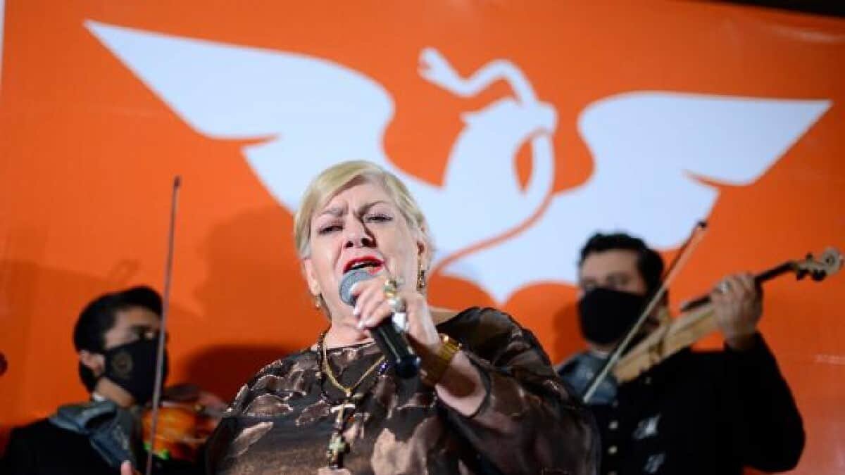 Paquita la del Barrio arrancó su campaña electoral con prácticos consejos para evitar el hundimiento de mollera.