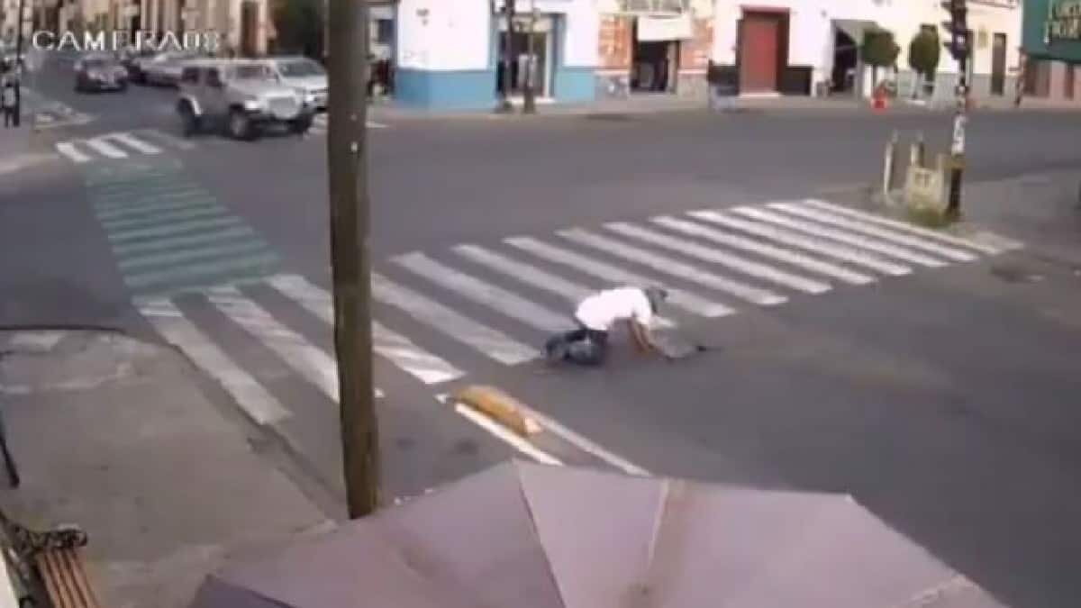 Un video muestra como las personas tropiezan una tras otra con la nueva ciclovía de Puebla.
