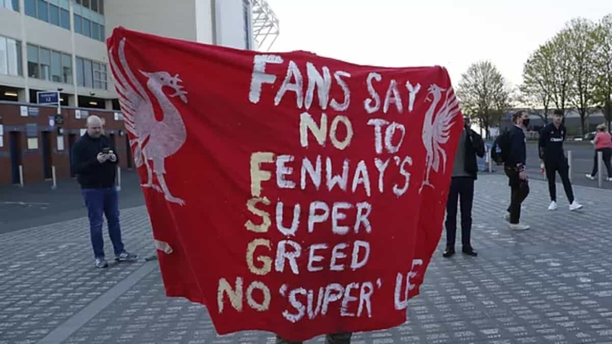 En el encuentro entre los Leeds y el Liverpool (1-1), los jugadores protestaron