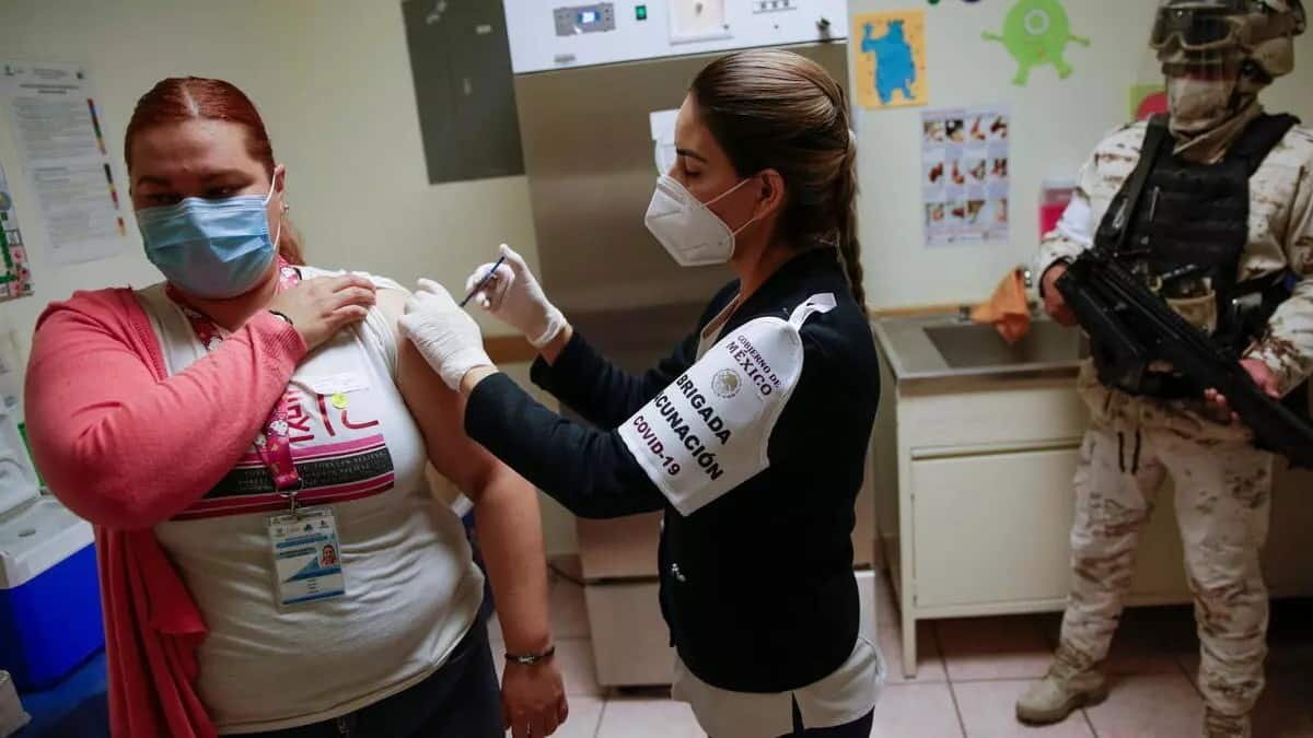 AMLO aseguró que los maestros serán los siguientes en ser vacunados contra Covid-19 en México, así como los adultos de entre 50 y 59 años de edad.