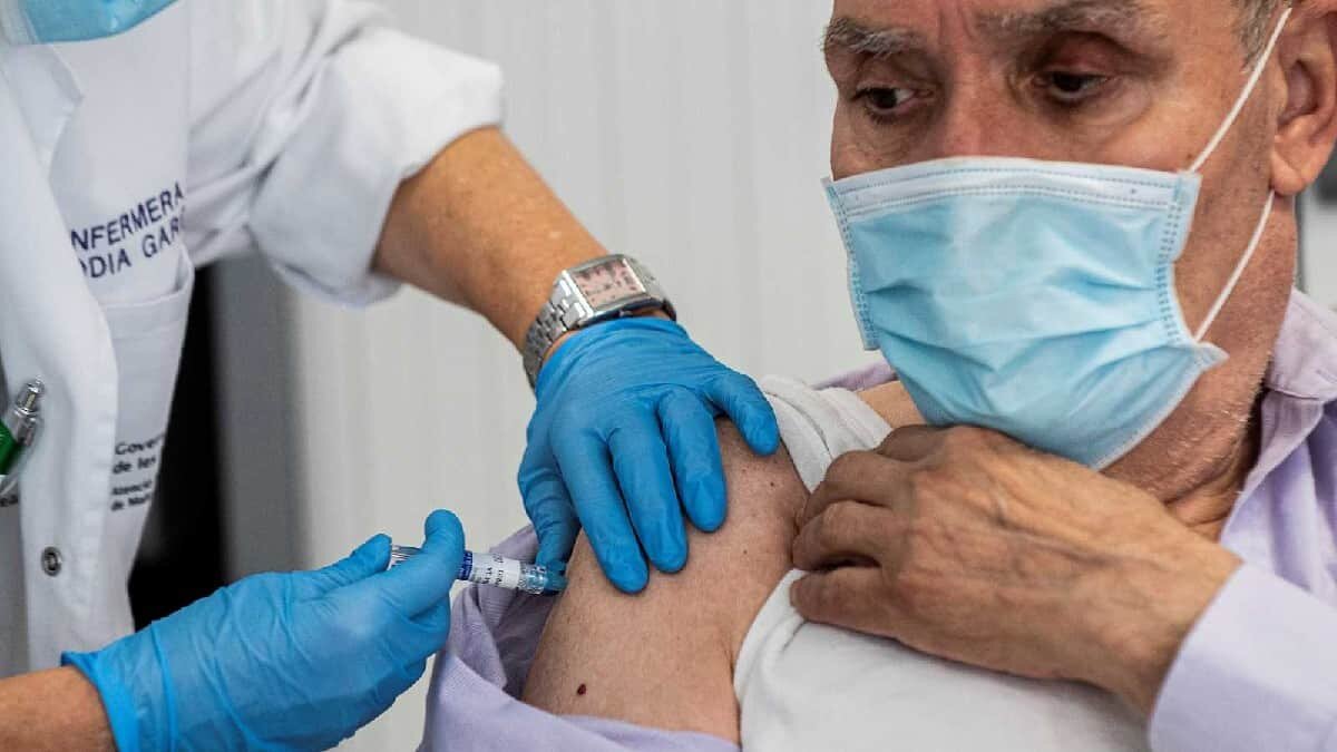 AMLO aseguró que la vacunación de todos los adultos mayores esta garantizada.