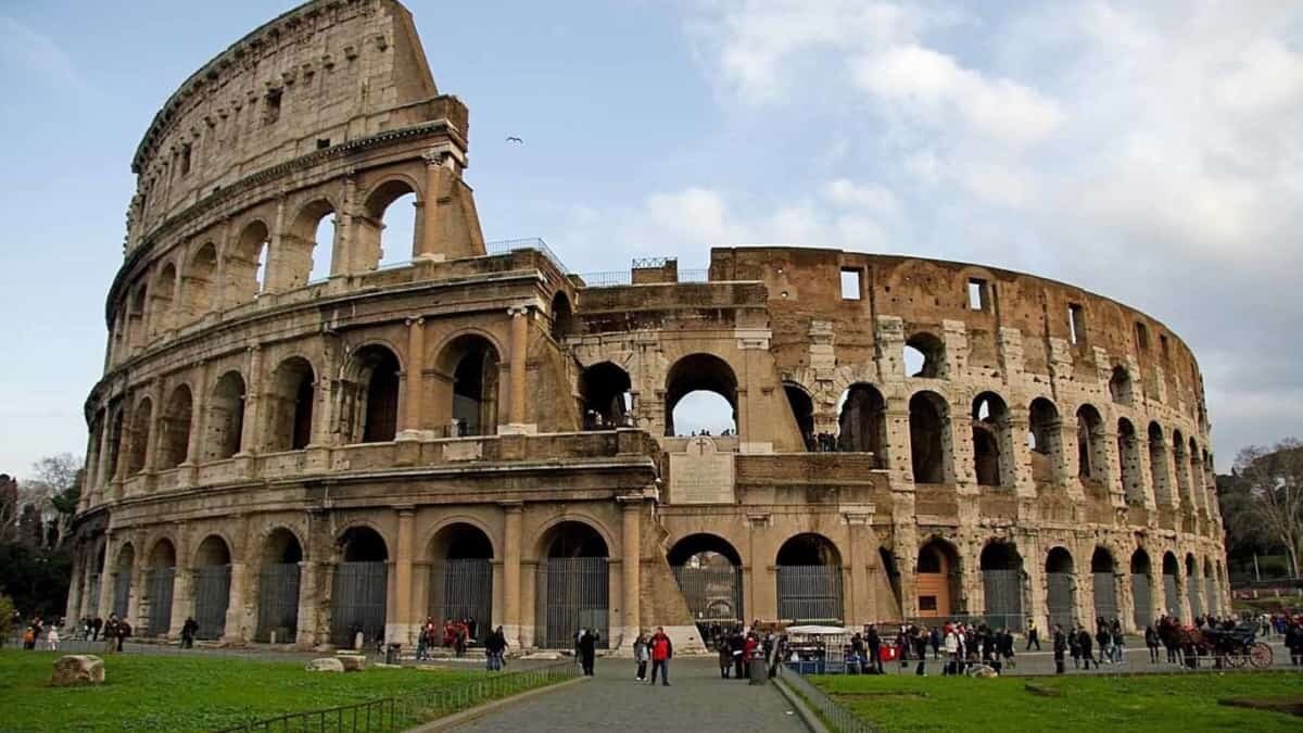 ¡Increíble error! Alcaldesa de Roma confunde el Coliseo con arenas Nimes