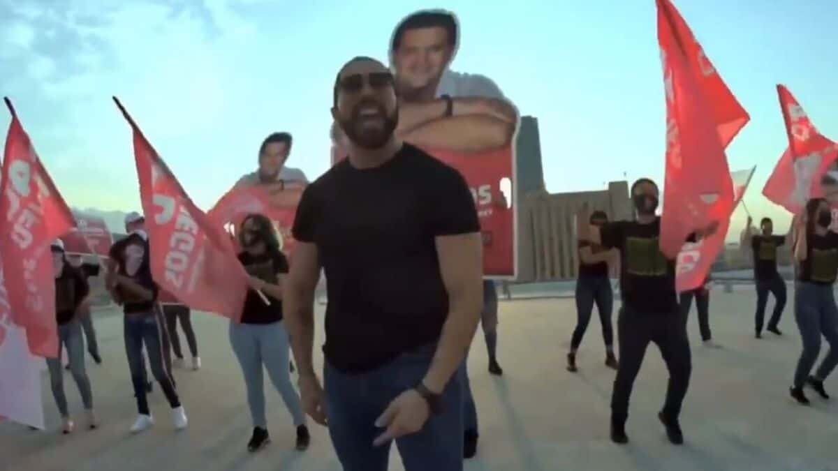 Poncho de Nigris canta y baila por votos a favor de un candidato del PRI en Monterrey.
