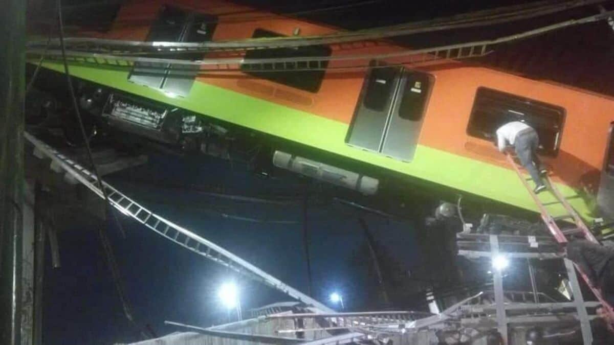 Videos: Buscan decenas de personas a familiares que viajaban en Línea 12 del Metro