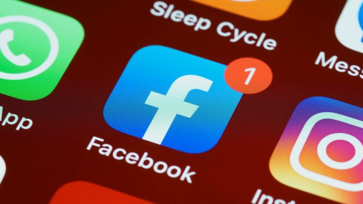Usuarios de los sistemas operativos más populares, Android y iOS, reportaron en el transcurso del 26 de mayo que a pesar de actualizar la aplicación e Facebook ya no se podía activar el modo oscuro.