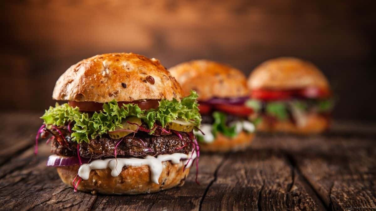 El 28 de mayo es reconocido como el día de la hamburguesa, por eso te traemos las mejores promociones para ti.