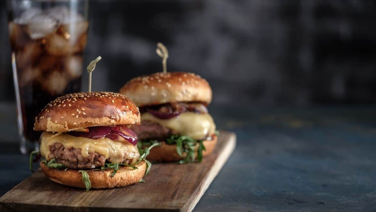 El 28 de mayo es reconocido como el día de la hamburguesa, por eso te traemos las mejores promociones para ti.
