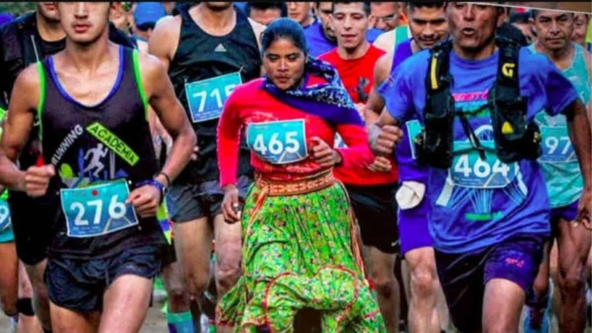 La corredora rarámuri Lorena Ramírez busca ayuda para poder clasificar en la final de la competencia Golden Trail World Series.