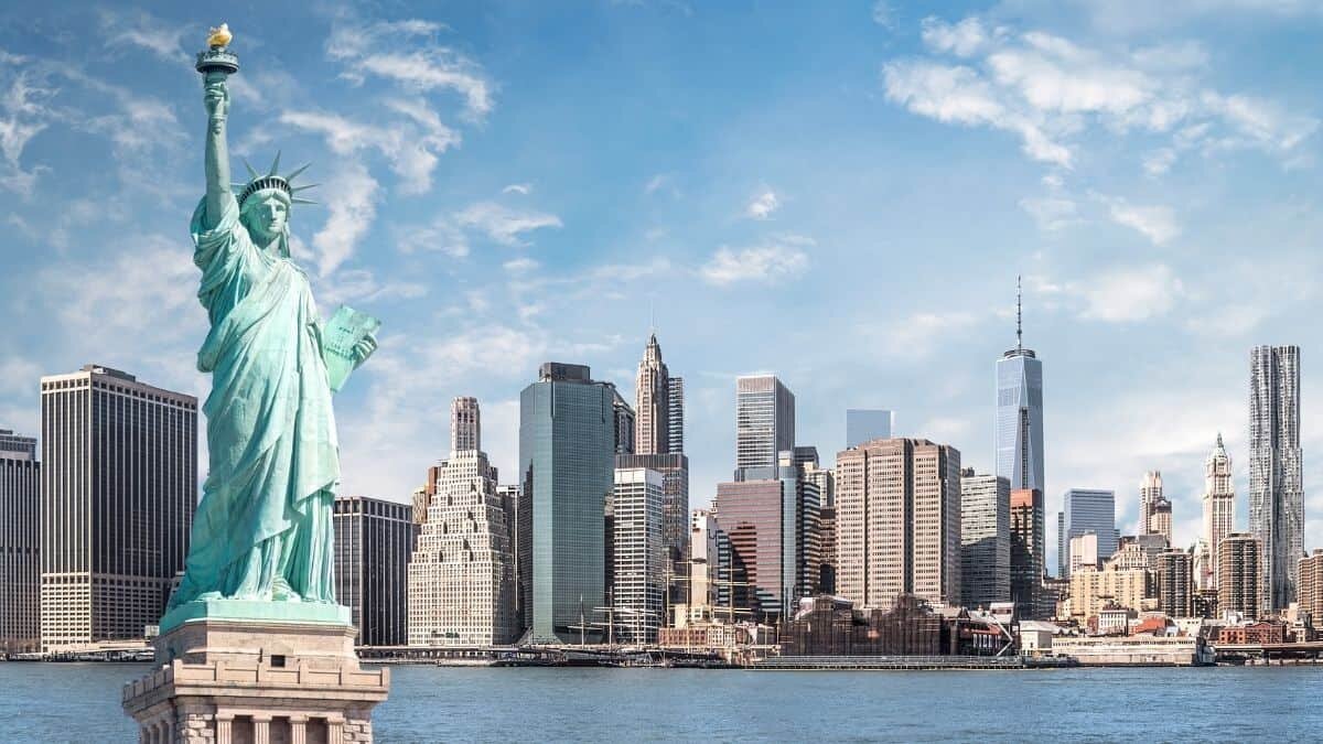 Cada vez son más los intentos del gobierno de Nueva York para que sus ciudadanos se vacunen, después de regalar hamburguesas de una famosa cadena de comida rápida ahora regalarán “cachitos” de lotería.