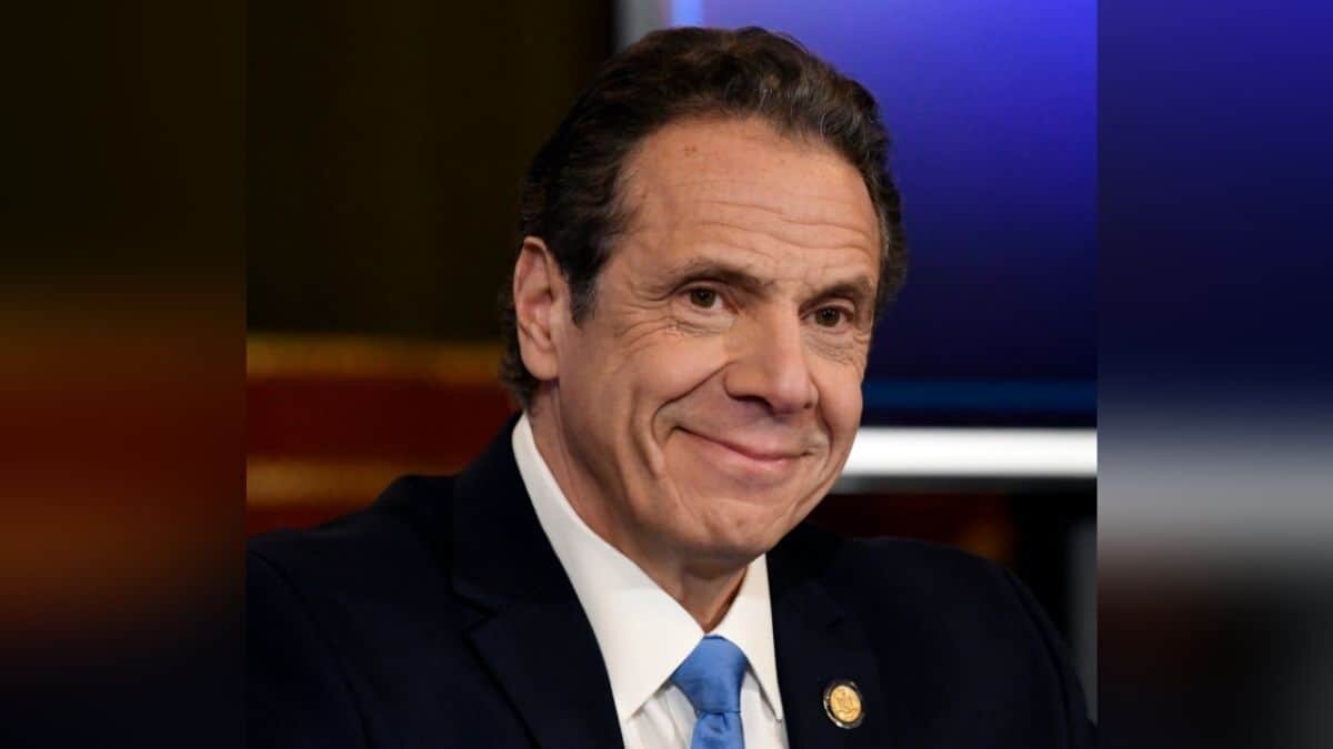 Cada vez son más los intentos del gobierno de Nueva York para que sus ciudadanos se vacunen, después de regalar hamburguesas de una famosa cadena de comida rápida ahora regalarán “cachitos” de lotería.
