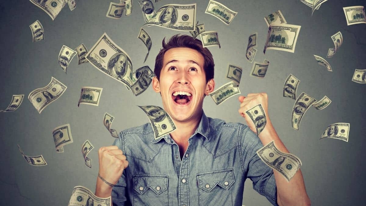 Los intentos del gobierno de Nueva York para que sus ciudadanos se vacunen cada vez son más, después de regalar hamburguesas de una famosa cadena de comida rápida ahora regalarán “cachitos” de lotería.
