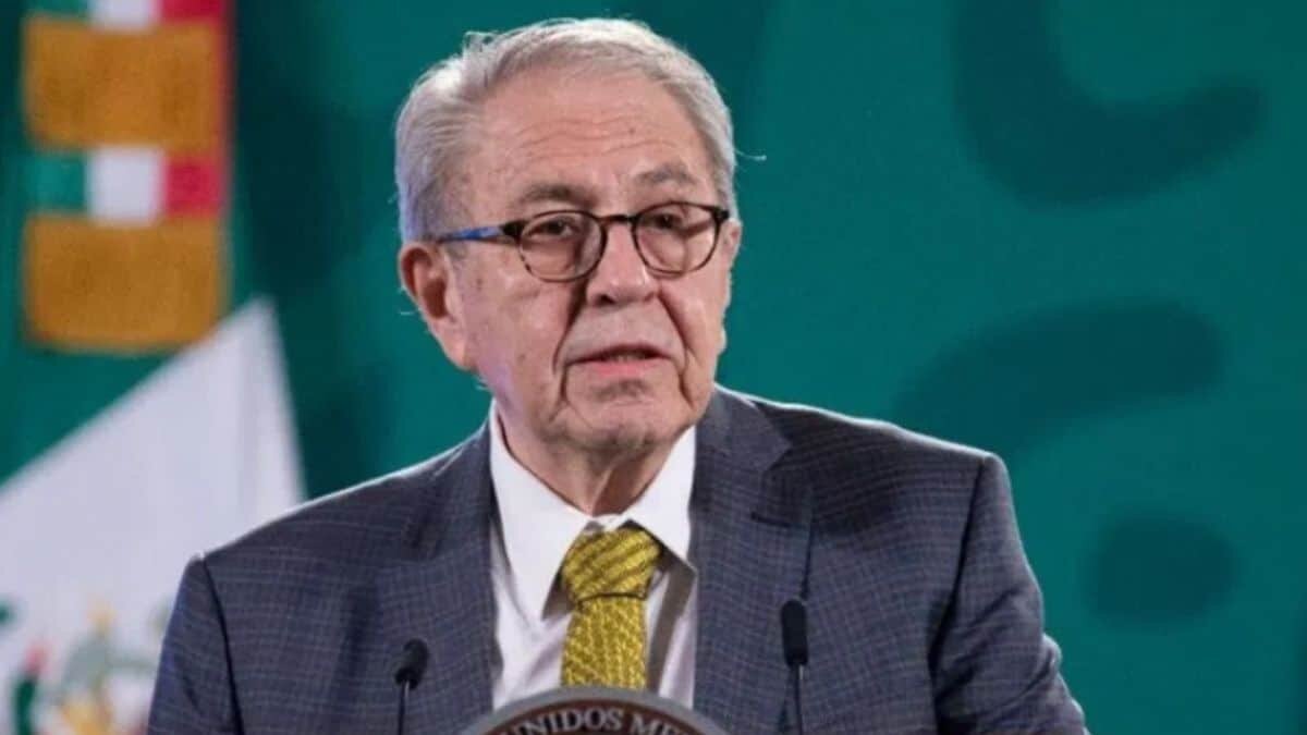 El gobierno federal ha ahorrado 11 mil 880 millones de pesos gracias a la compra de medicamentos en el extranjero, por lo que en lo sucesivo la atención médica y las medicinas serán gratuitas.