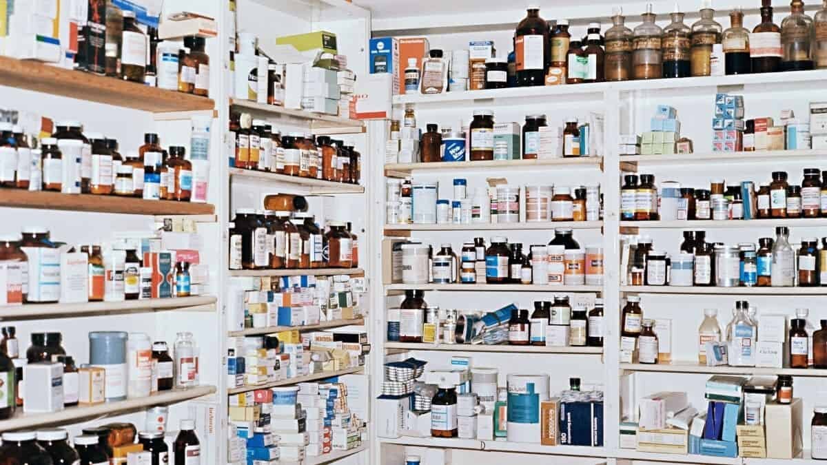 El gobierno federal ha ahorrado 11 mil 880 millones de pesos gracias a la compra de medicamentos en el extranjero, por lo que en lo sucesivo la atención médica y las medicinas serán gratuitas.