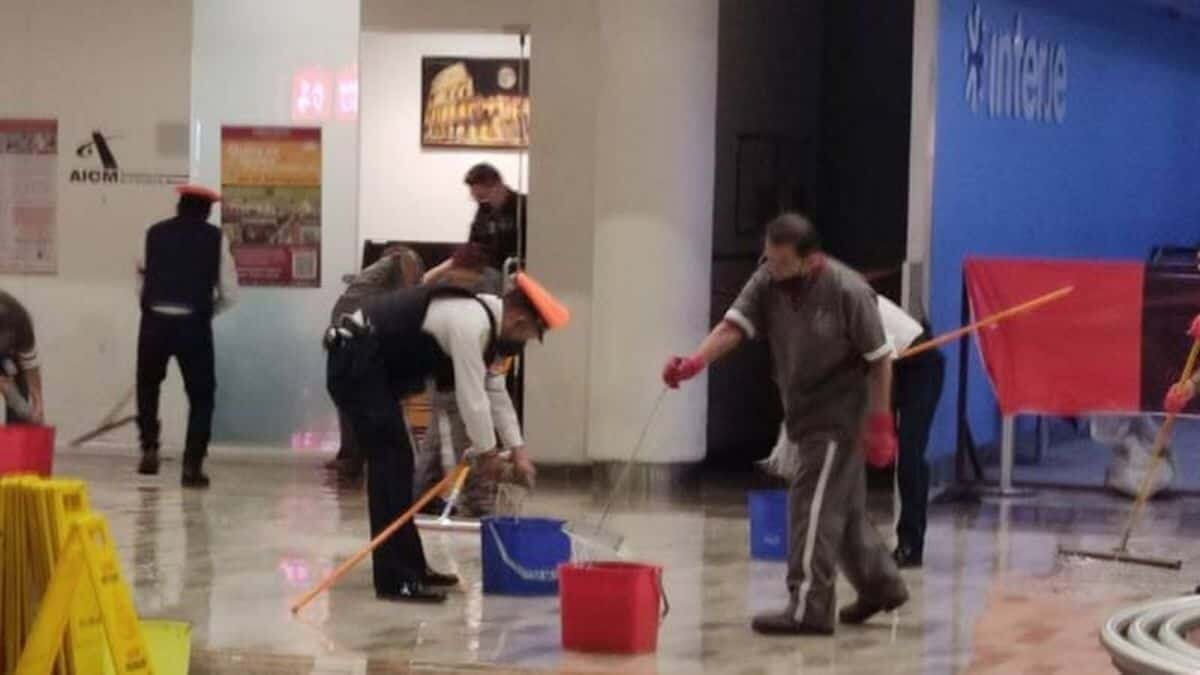 Pasajeros tienen que brincar los charcos y esquivar goteras en el AICM