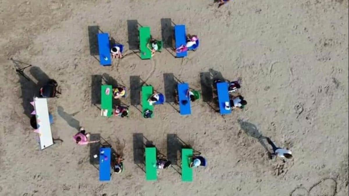 Toman clases en la playa de Boca del Río, Veracruz