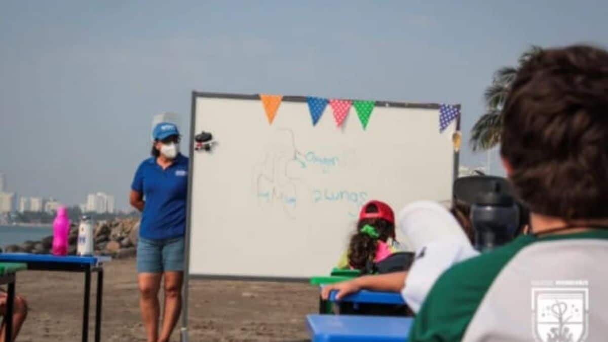 Toman clases en la playa de Boca del Río, Veracruz
