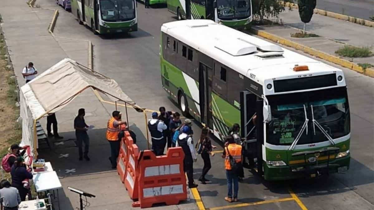 Usuarios recurrentes de la línea 12 del metro reportan que debido al cierre de la línea causada por el desplome que ocurrió el pasado 3 de mayo en la estación Olivos, están necesitando alrededor de dos horas para cubrir el traslado de Mixcoac a Tláhuac en autobús.
