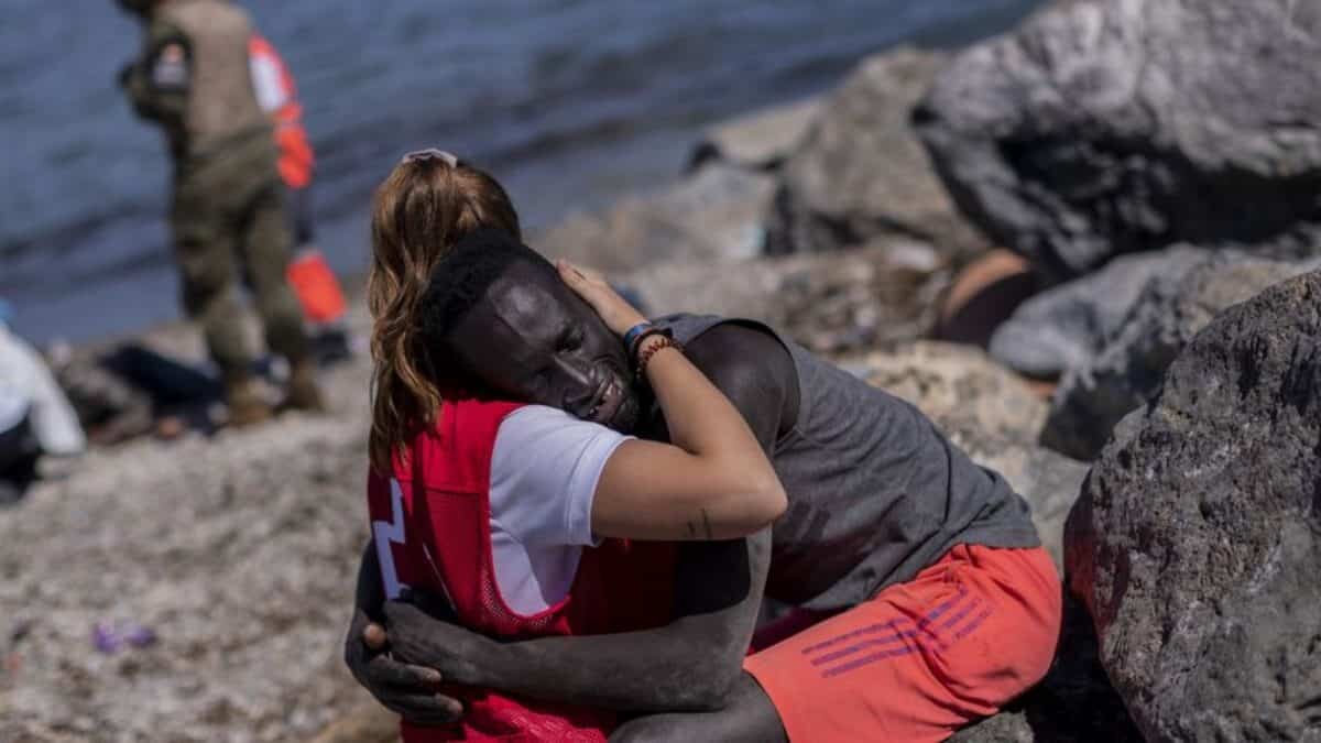 Abrazo de voluntaria de la Cruz Roja a migrante en Ceuta desata mensajes racistas