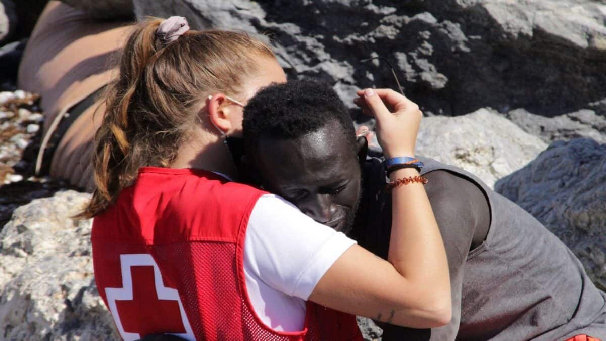 Abrazo de voluntaria de la Cruz Roja a migrante en Ceuta desata mensajes racistas