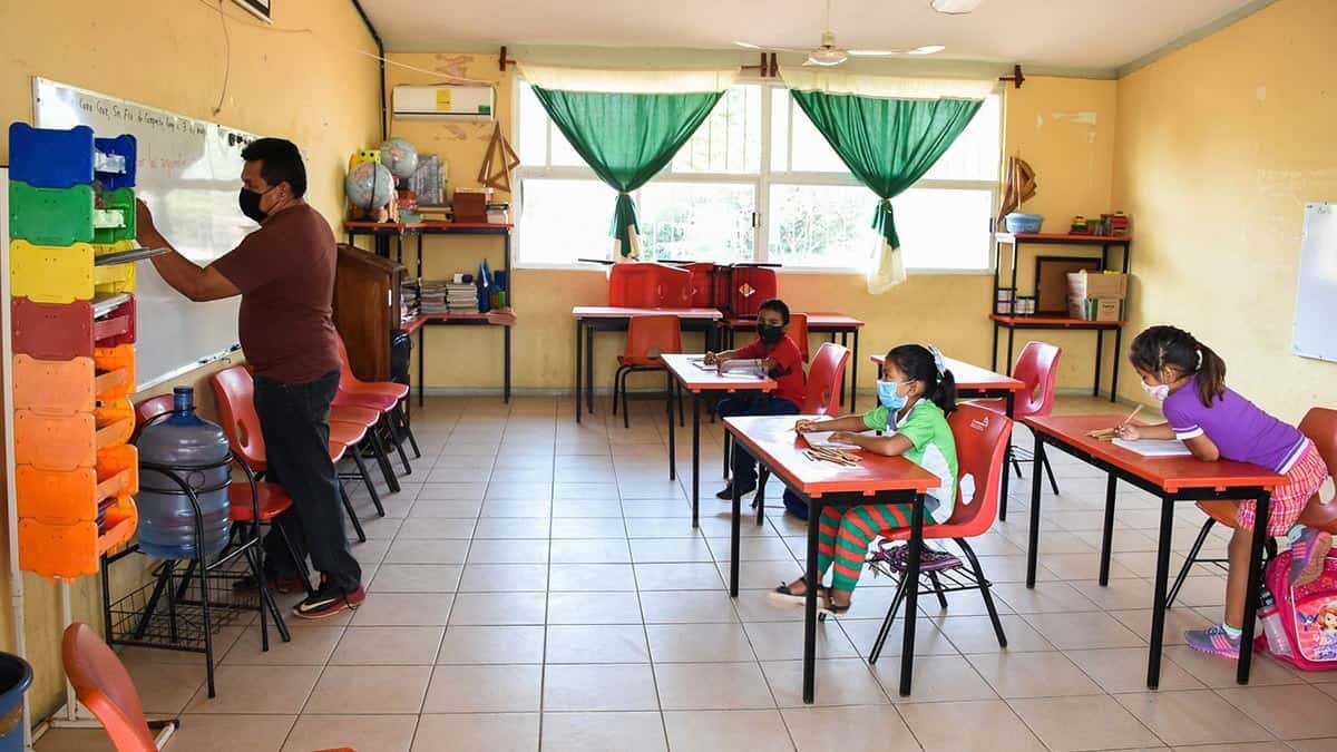 Pese a insistir a que el regreso a clases será el 7 de junio, AMLO indicó que los padres tendrán la opción de mandar o no a sus hijos.