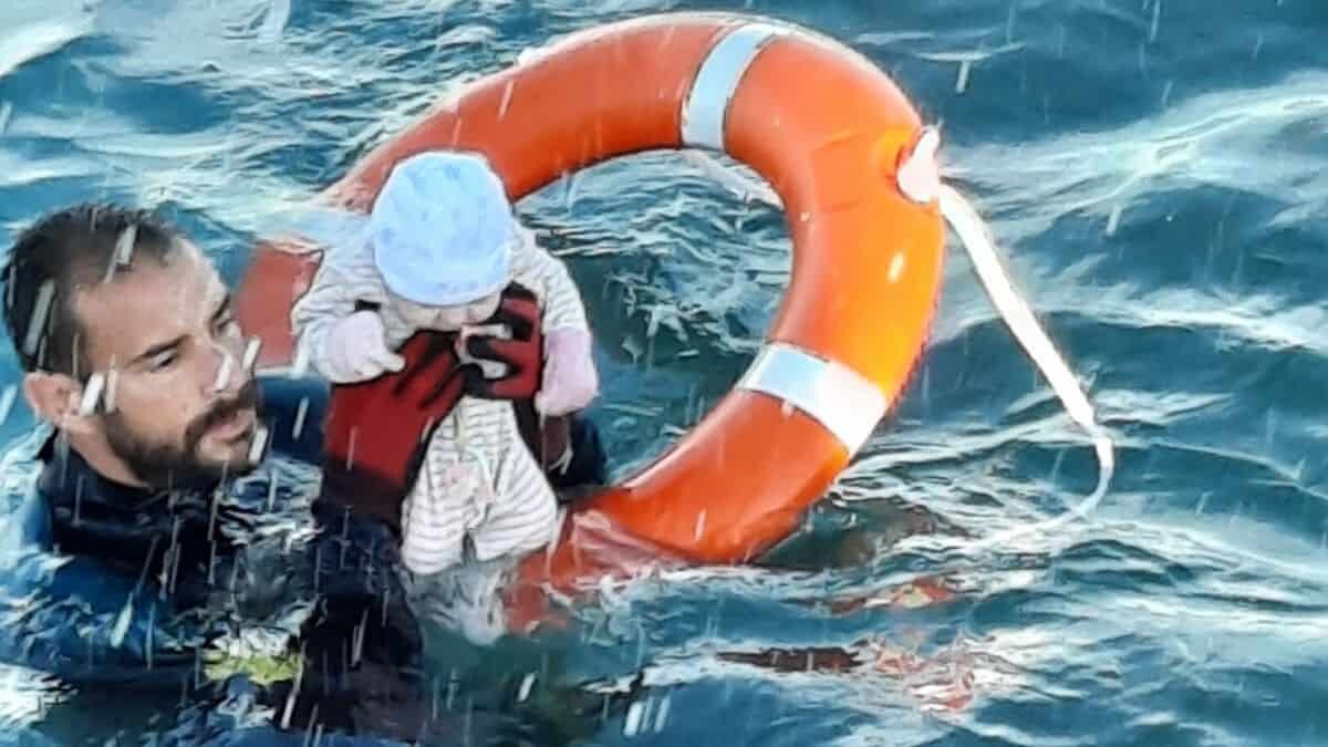 El bebé forma parte un grupo de africanos que cruzaron a la ciudad española de Ceuta para escapar de la pobreza dejada por la pandemia en sus naciones.