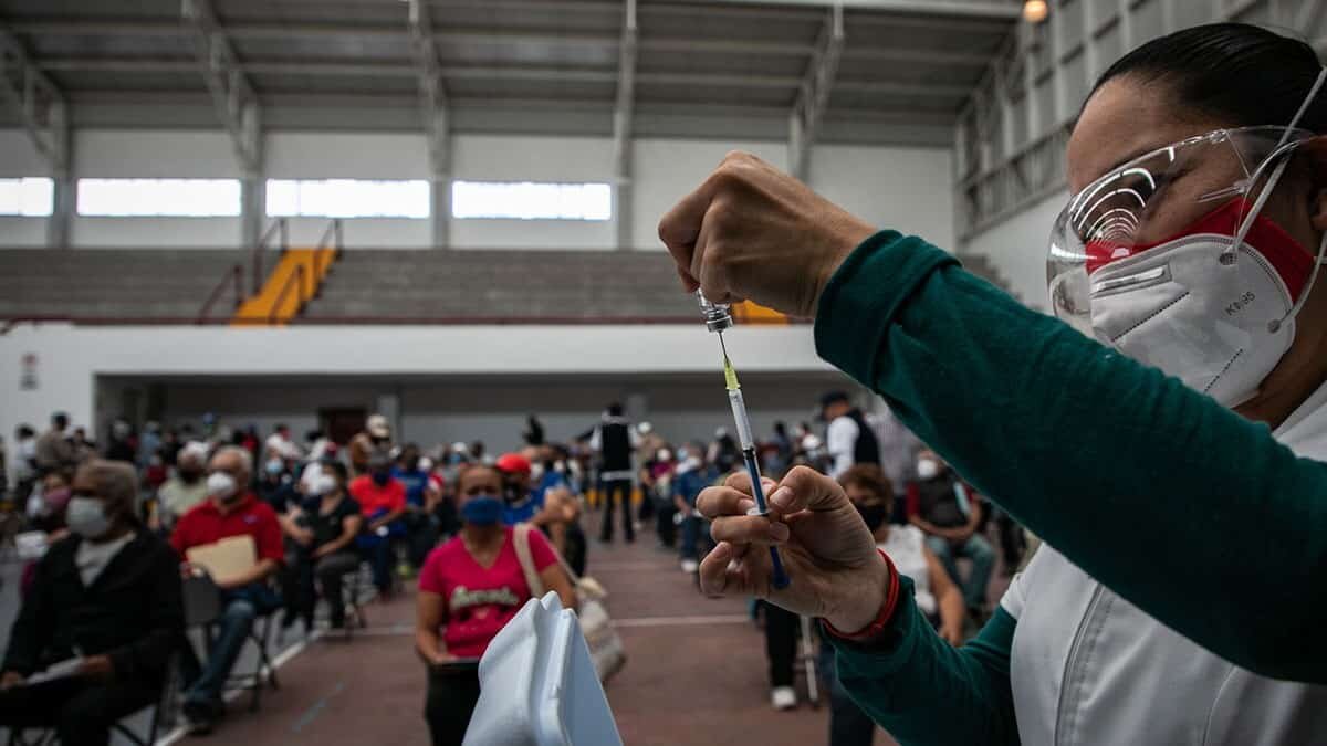 Vacuna Cansino aplicada a maestros pierde efectividad a 6 meses de su aplicación