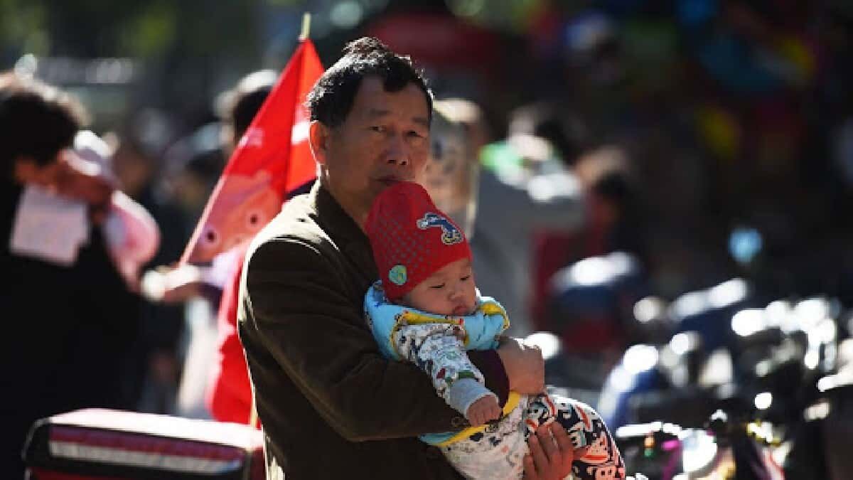 Ante la baja en la natalidad en China, el gobierno permitió a la población tener hasta tres hijos, en lugar de dos como estaba autorizado.