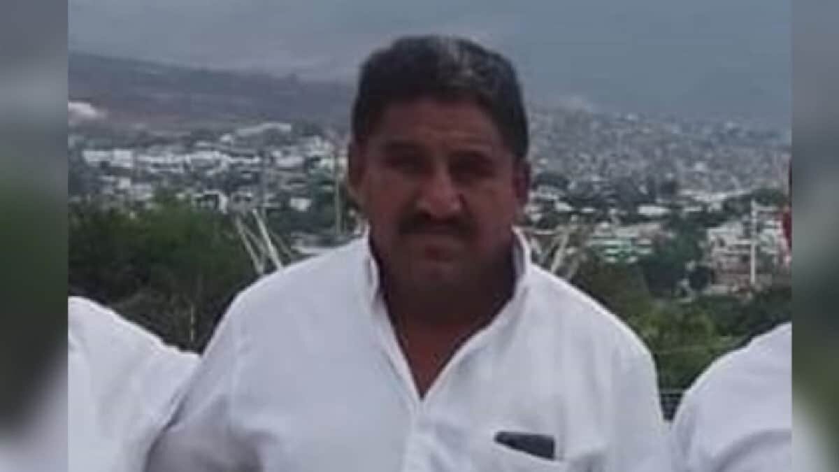 El aspirante a primer regidor del Partido Chiapas Unido en Acapetahua recibió tres balazos, los cuales provocaron su muerte inmediata.